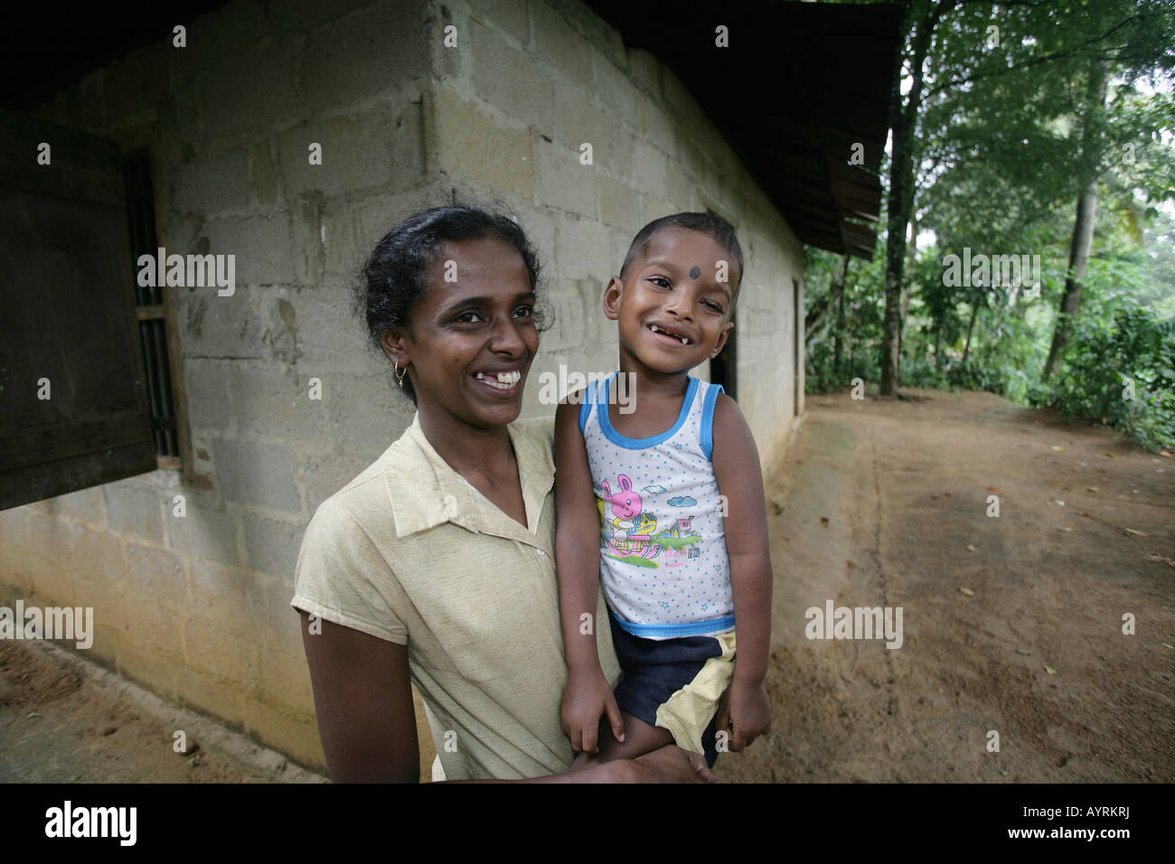 Frau und ihr Kind in einem Slum in Gampara, Sri Lanka, Südasien Stockfoto