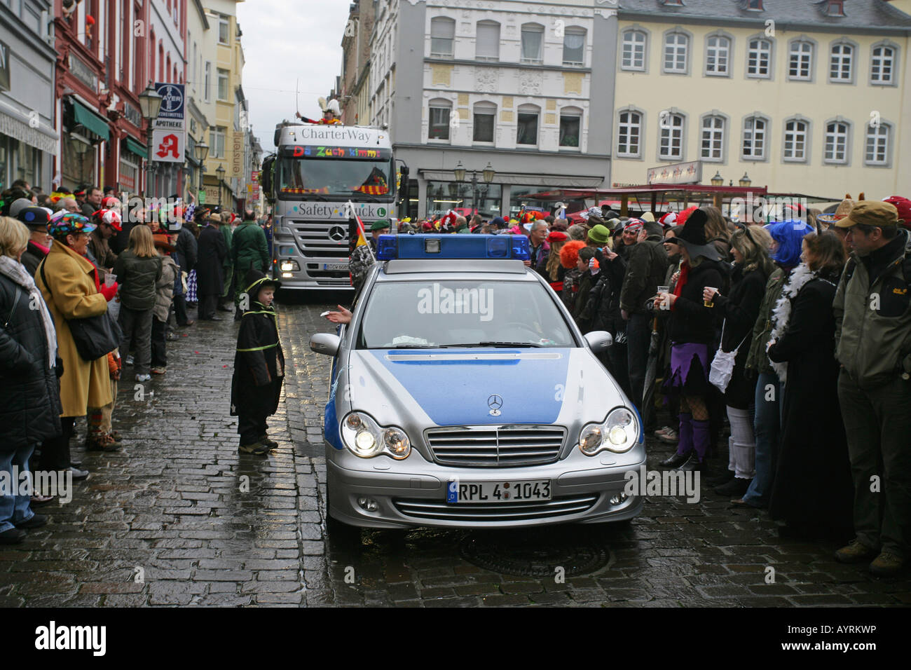 Polizeiauto an der Vorderseite der Rosenmontag Karneval Prozession in Koblenz, Rheinland-Pfalz, Deutschland, Europa Stockfoto