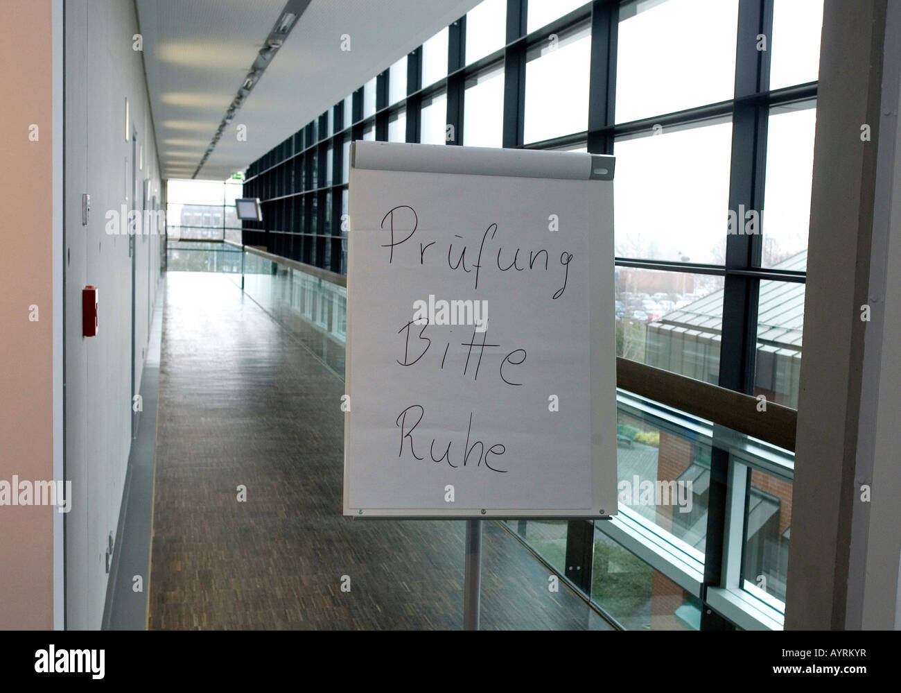Zeichen (Deutsch): "Prüfung im Gange, zum Schweigen zu bringen bitte" an einer Schule in Deutschland, Europa Stockfoto