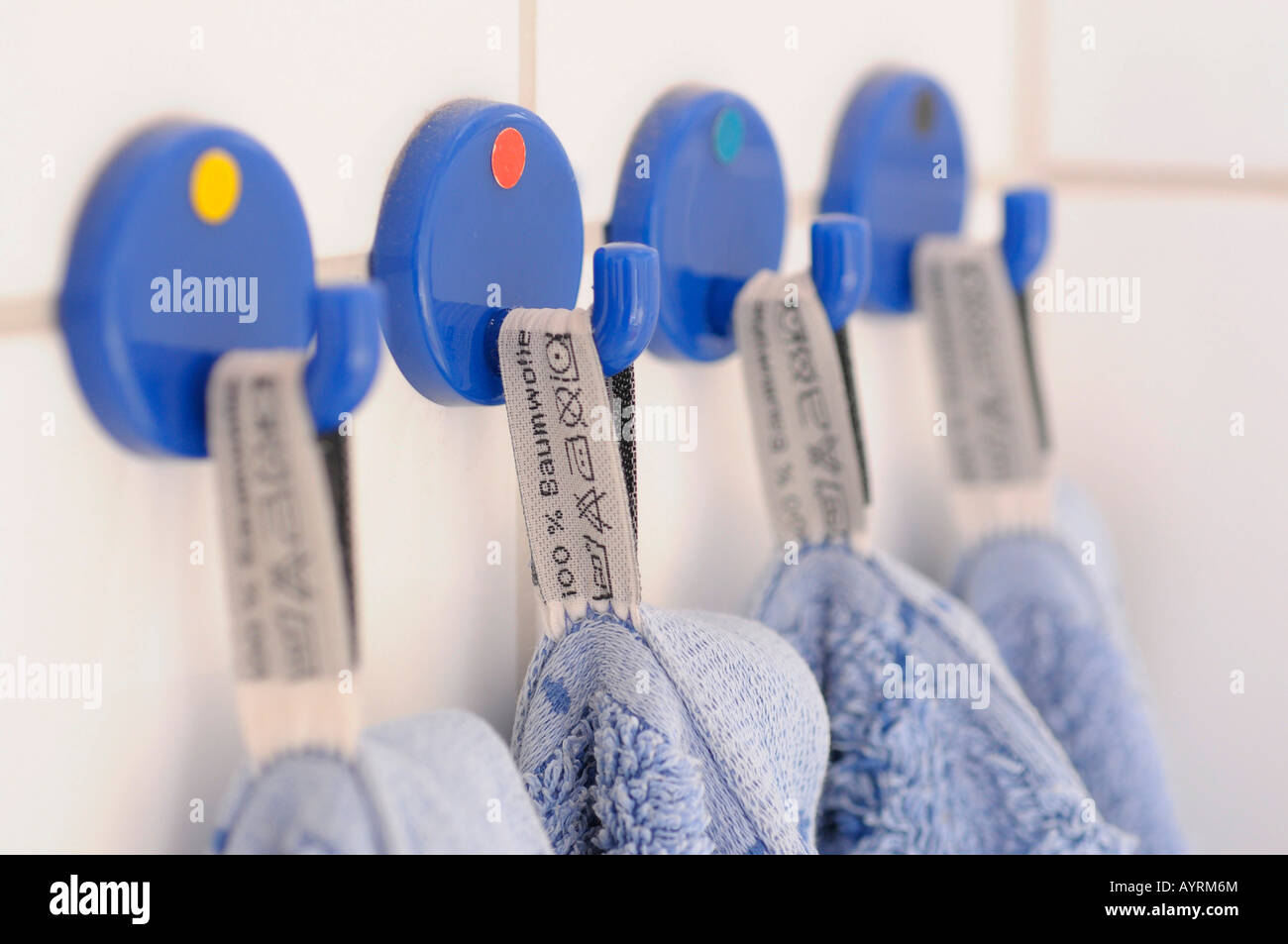Handtücher hängen an Haken, Waschanleitung Stockfoto
