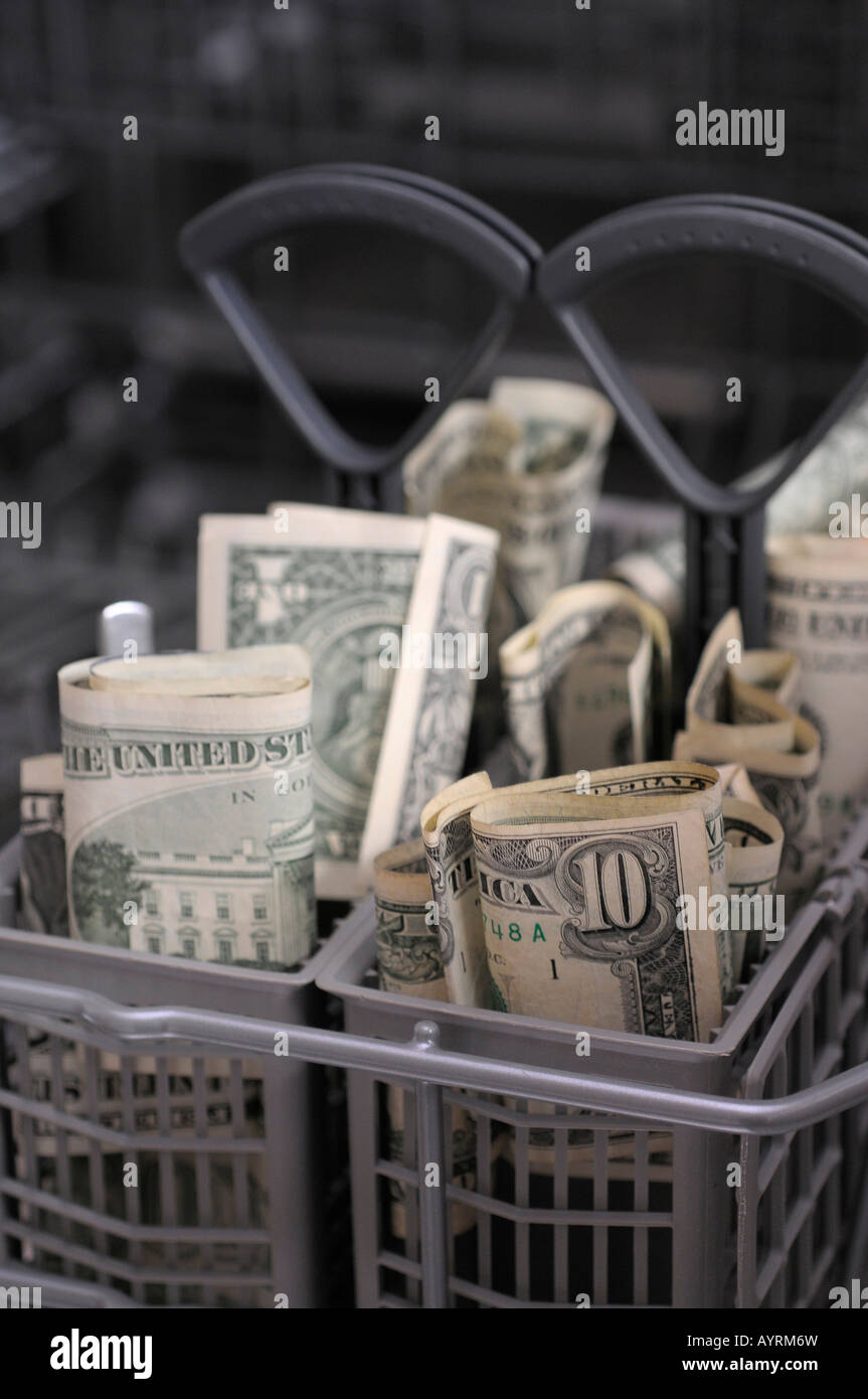 US-Dollar-Scheine in der Spülmaschine Stockfoto