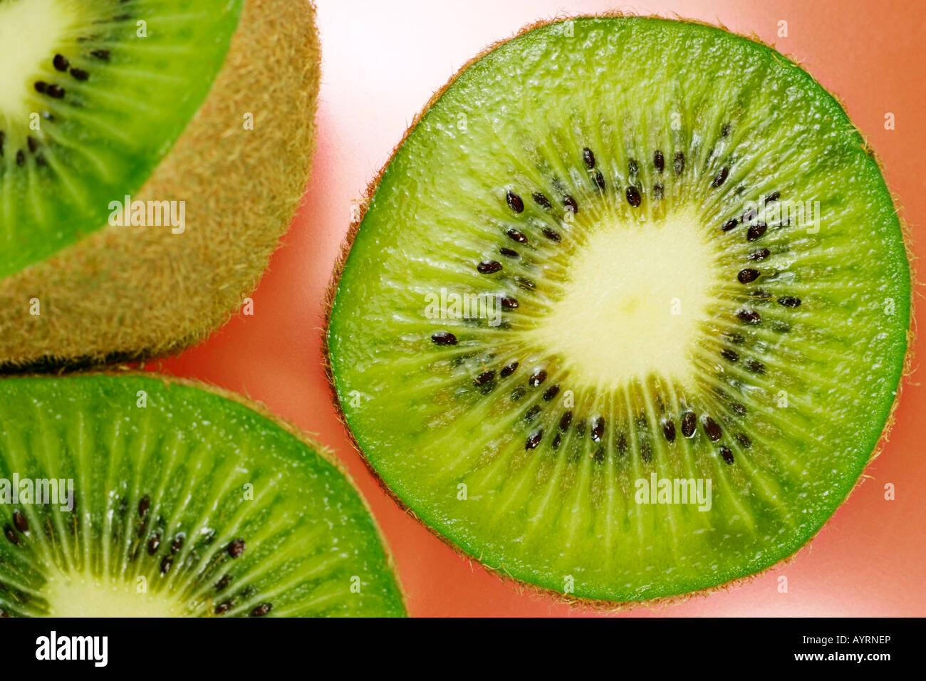 Aufgeschnittenen Kiwi, Kiwi (Schnitt Deliciosa) Stockfoto
