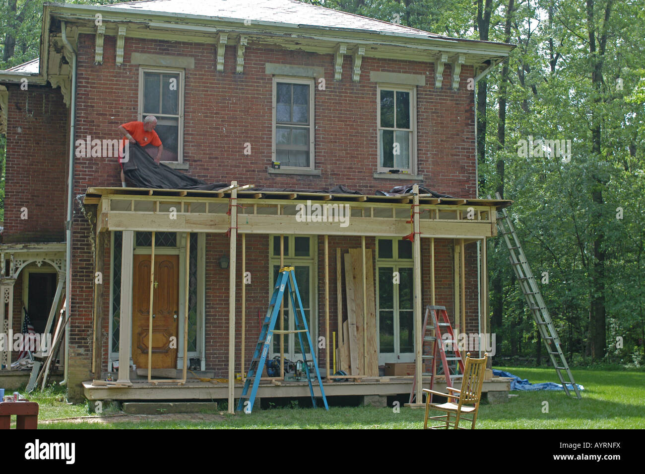 Tischler baut Veranda auf viktorianische Haus, historische Bewahrung, Karrieren, Galena Ohio USA Mittlerer Westen Stockfoto