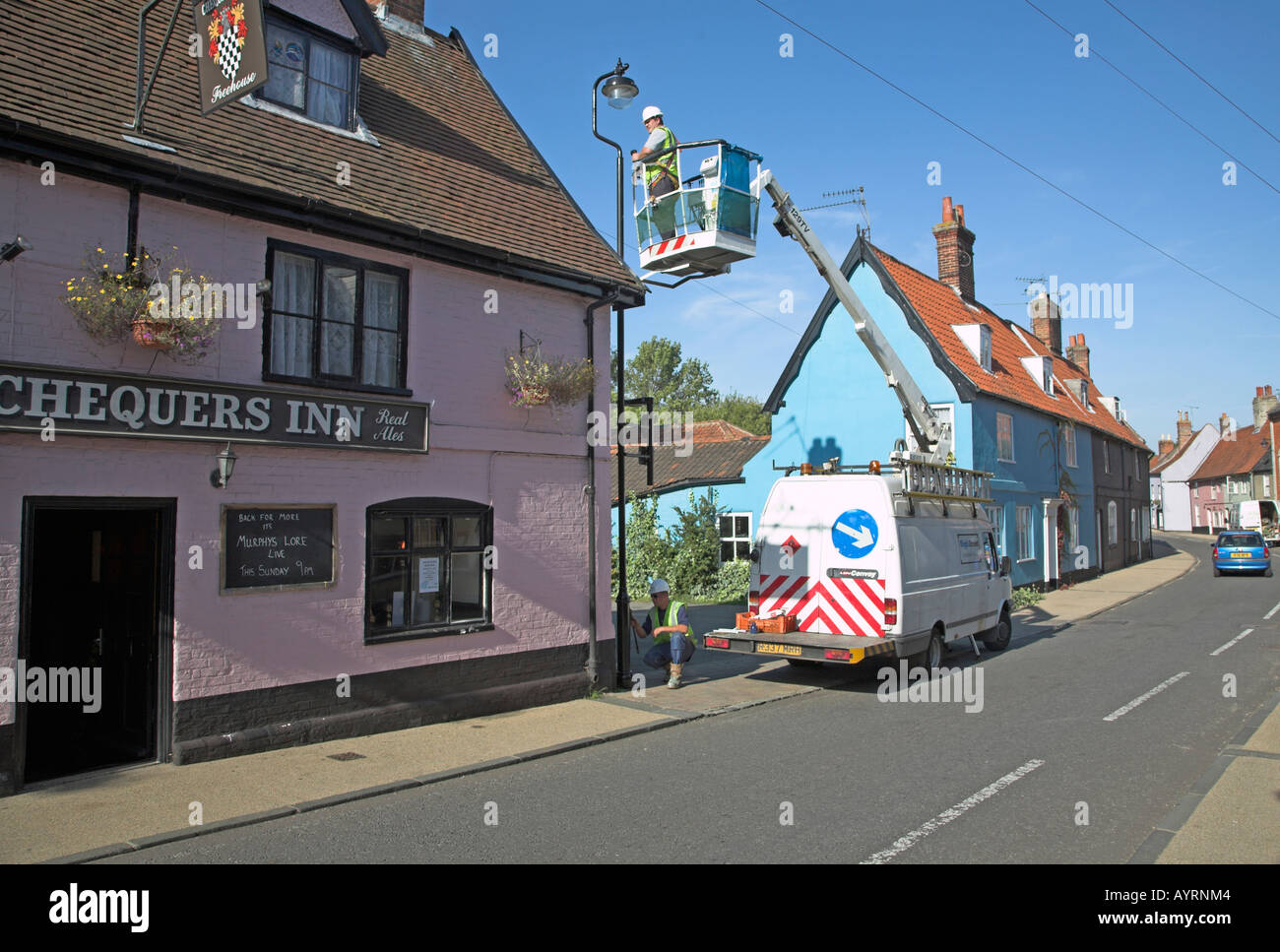 Hubarbeitsbühne Fahrzeug und Straße leichte Wartungsarbeiten Arbeiter arbeiten, Bungay, Suffolk, England Stockfoto