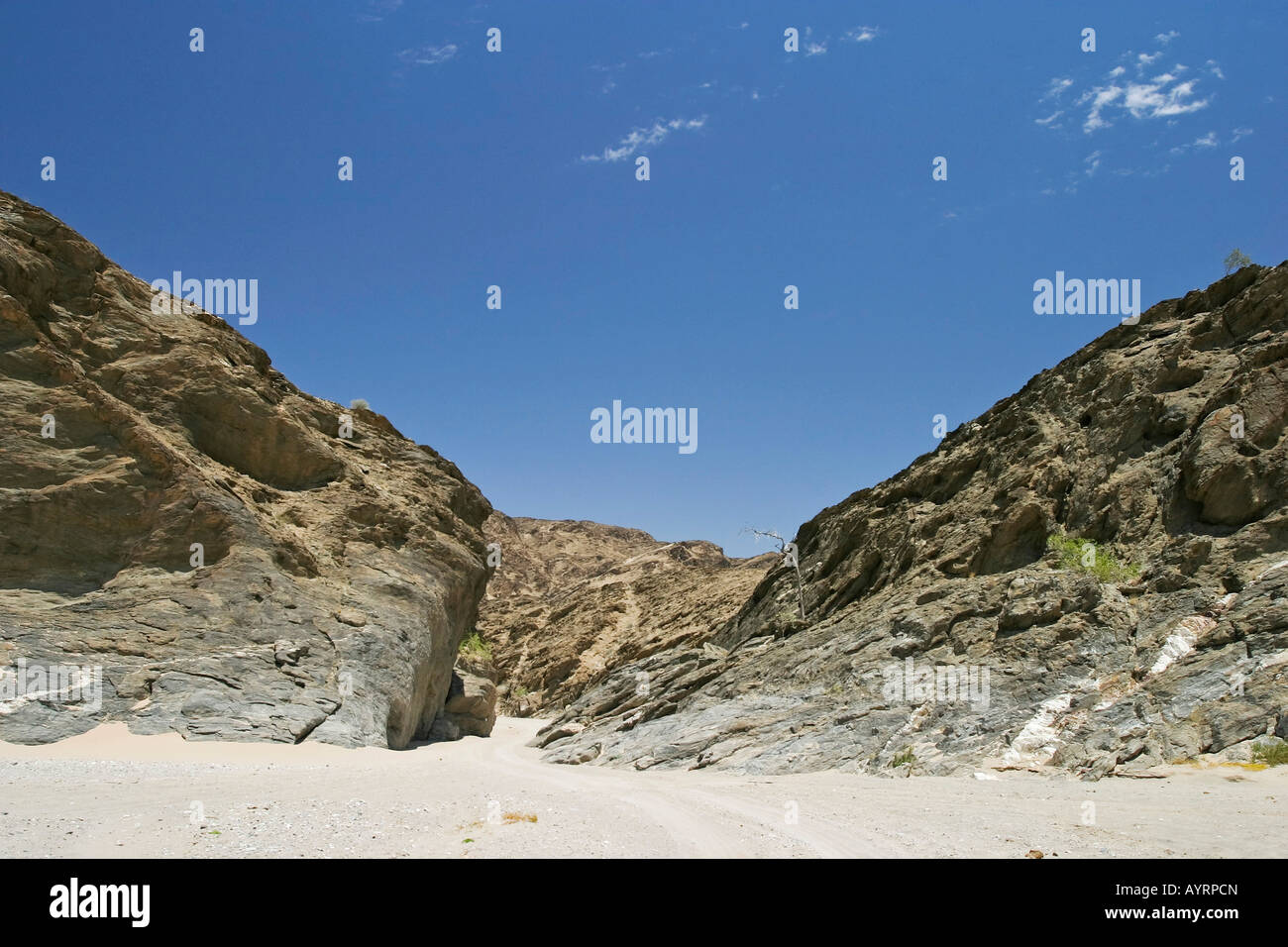 Bekannte Rock-Tor in die ausgetrockneten Huanib River Valley, Kaokoveld, Namibia, Afrika Stockfoto