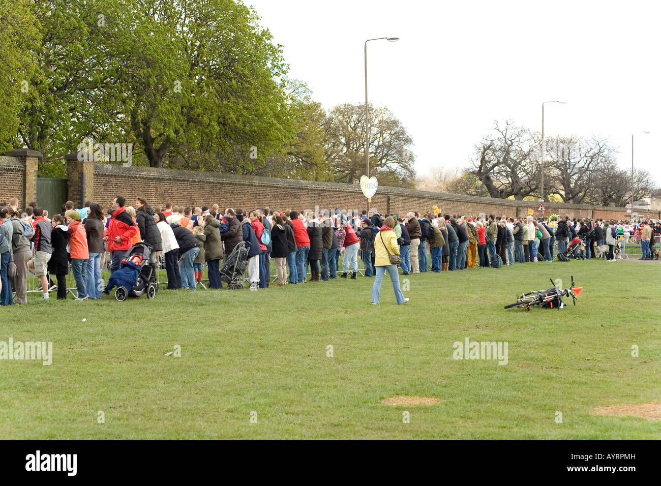 Die roten Start für den London Flora 2008 Marathon, Just außerhalb Greenwich Park, London, England. Stockfoto