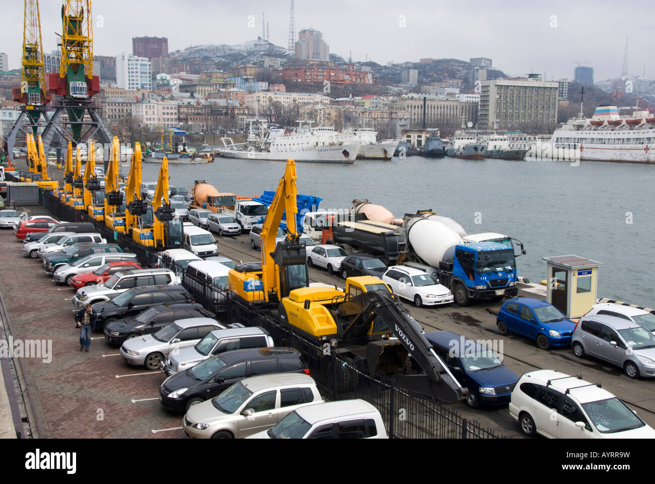 Ausländische Autos und Maschinen aus Japan importiert geparkt am Hafen in Vladivostok Hafen im russischen Fernen Osten Stockfoto
