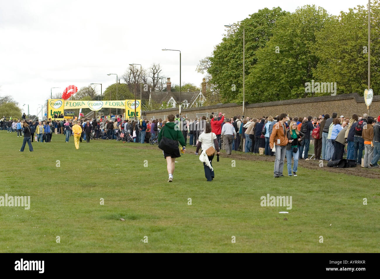 Die roten Start für den London Flora 2008 Marathon, Just außerhalb Greenwich Park, London, England. Stockfoto