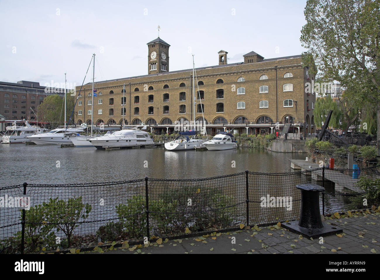 Marina und Boote St. Katherine's Dock, London, England Stockfoto