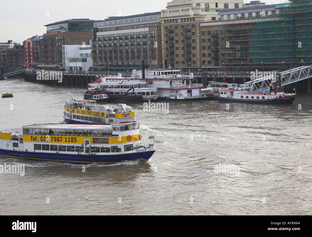 Fluss Themse-Boote von Butlers Wharf London England Stockfoto