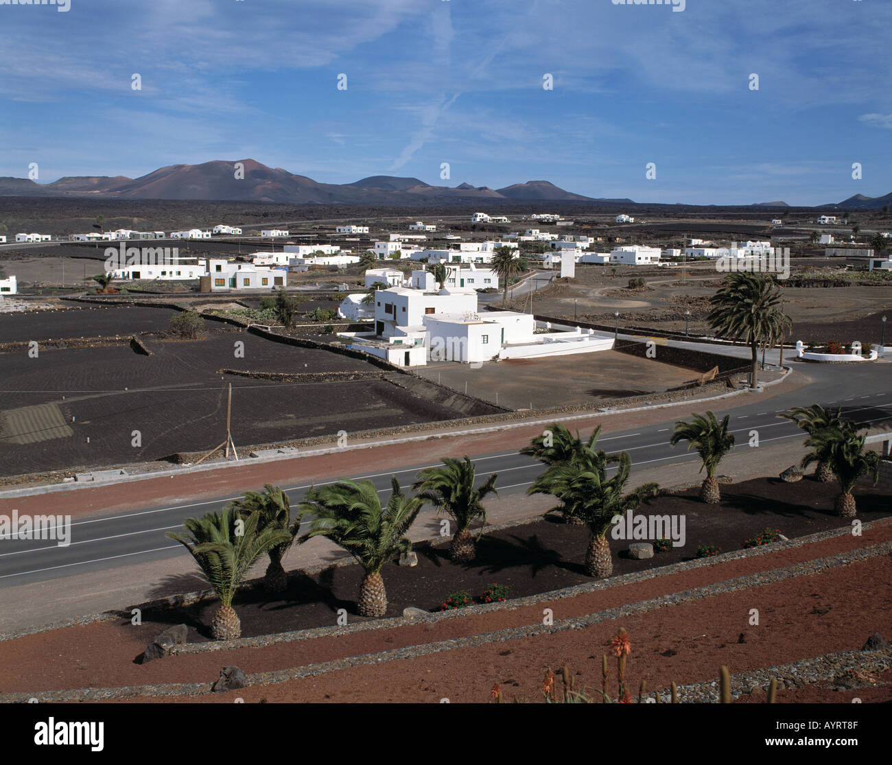 Stadtansicht, Weisse Stadt Weisse Haeuser, Feuerberge, Montanas del Fuego, Yaiza, Lanzarote, Kanarische Inseln Stockfoto