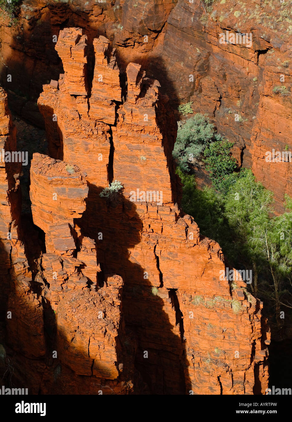 Blick über rote Schlucht aus der Oxer Lookout, Karijini-Nationalpark, Pilbara Region, Australien Stockfoto