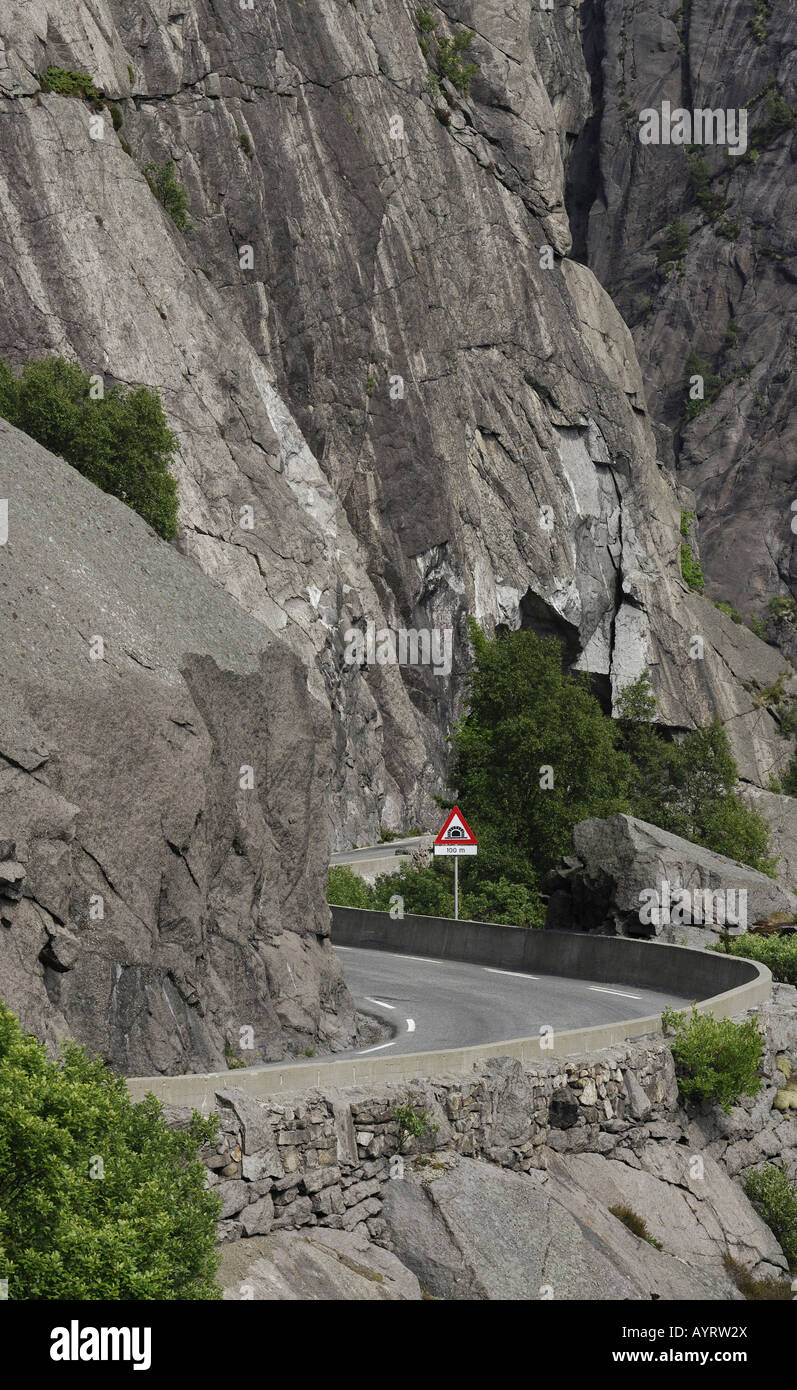 Schild vor einem Tunnel entlang einer schmalen, felsigen Autobahn, Vest-Agder, Norwegen, Scandinavia Stockfoto