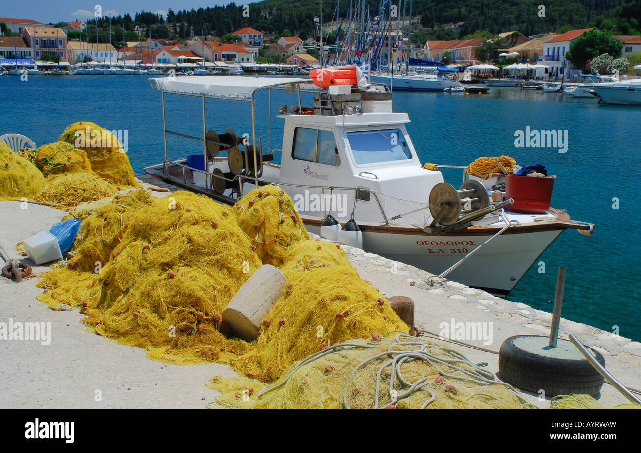 Fischernetze und Angelboot/Fischerboot, Blick auf den Hafen von Fiscardo, Kefalonia, Ionische Inseln, Griechenland Stockfoto