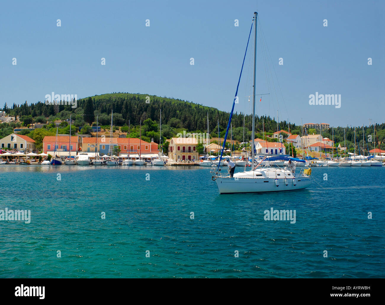 Segelboot im Hafen von Fiscardo, Kefalonia, Ionische Inseln, Griechenland Stockfoto