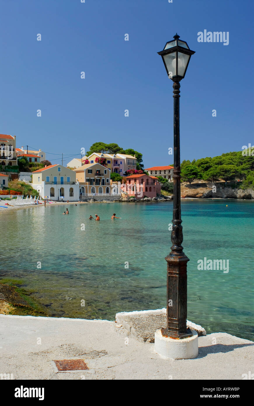 Straßenlaterne und Blick auf den Hafen von Fiscardo, Kefalonia, Ionische Inseln, Griechenland Stockfoto