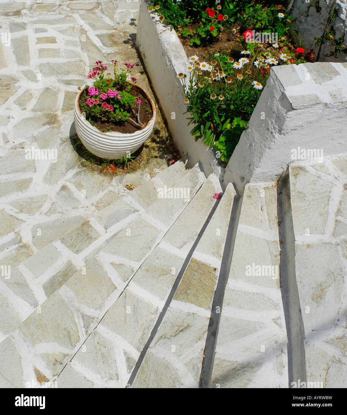 Alten Stufen, die nach einem Haus in Fiscardo, Kefalonia, Ionische Inseln, Griechenland Stockfoto