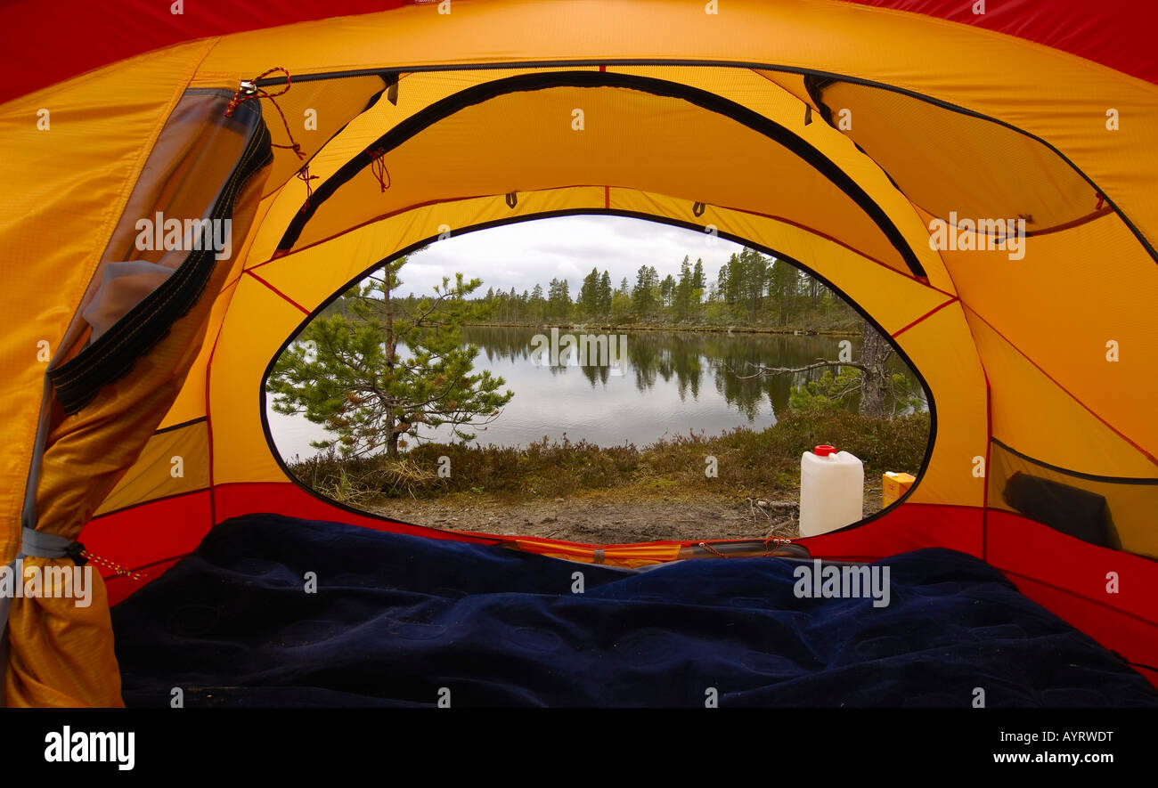 Blick auf den See Femunden von innen von einem Zelt, Femundsmarka Nationalpark, Femundsmark, Norwegen, Skandinavien Stockfoto