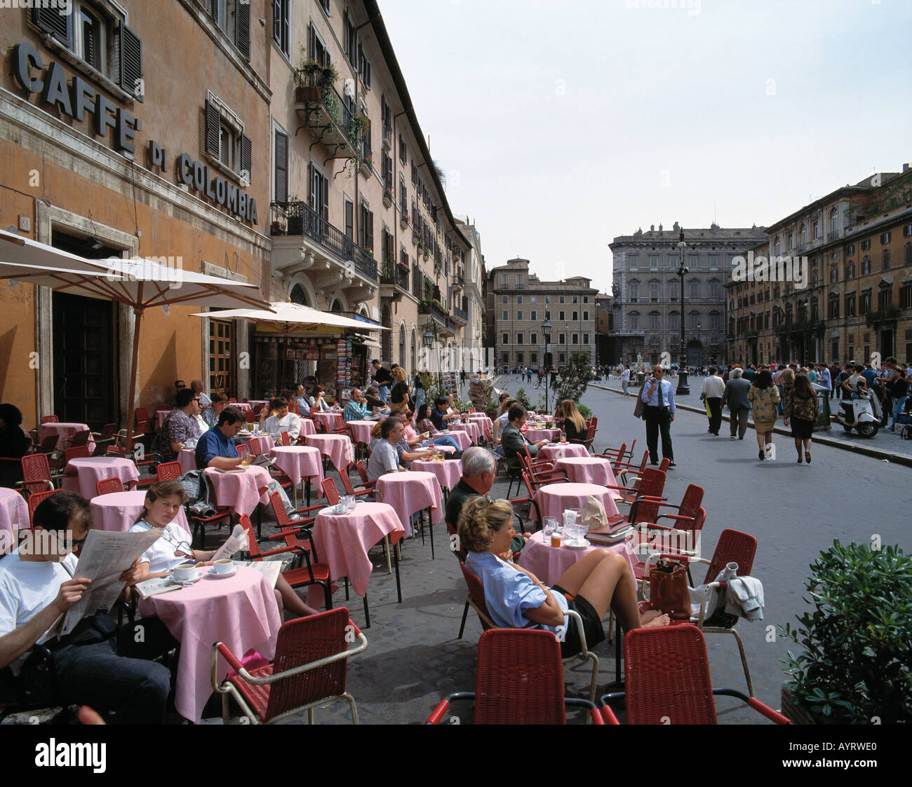 Italien, I-Rom, Piazza Navona, Leute sitzen in einem Straßencafé, UNESCO-Weltkulturerbe Stockfoto