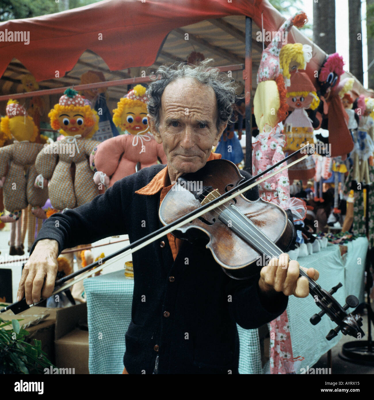 Alter Mann mit Violine, Messe, Flohmarkt, Trödel-Markt, Brasilien, BR-Belo Horizonte, Minas Gerais Stockfoto
