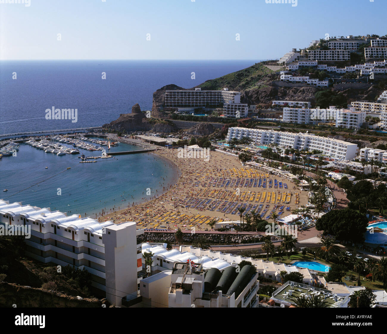 Badestrand, Hafenbucht, Ferienhotels, Ferienwohnungen, Puerto Rico, Gran Canaria, Kanarische Inseln Stockfoto