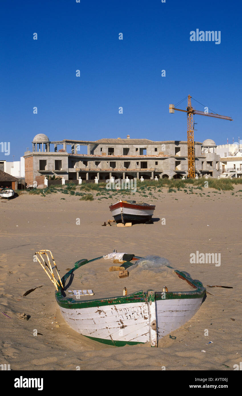 Altes Fischerboot vergraben im Sand, Zahara de Los Atunes, Costa De La Luz, der Provinz Cádiz, Andalusien, Spanien Stockfoto