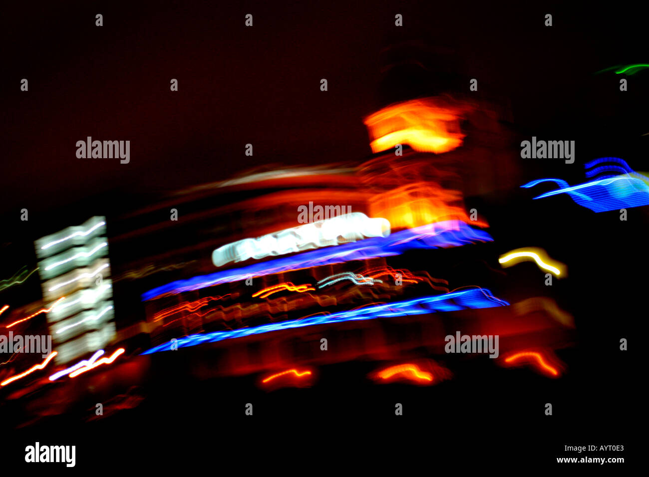 Beleuchtete bunte Casino Zeichen in der Nacht mit Motion blur Effekt Stockfoto