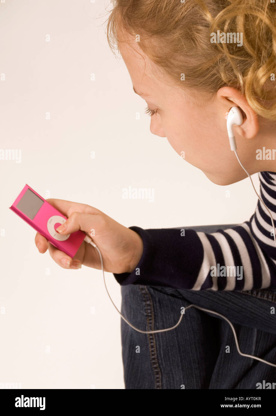 Preteen kaukasische Mädchen (10-12) hört Musik auf Ipod mit Kopfhörer USA Stockfoto