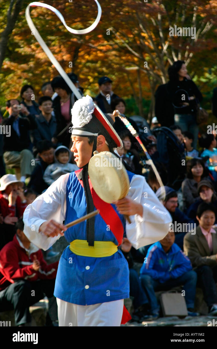 Traditionelle Bauern tanzen bei Korean Folk Village außerhalb Seoul Korea Stockfoto