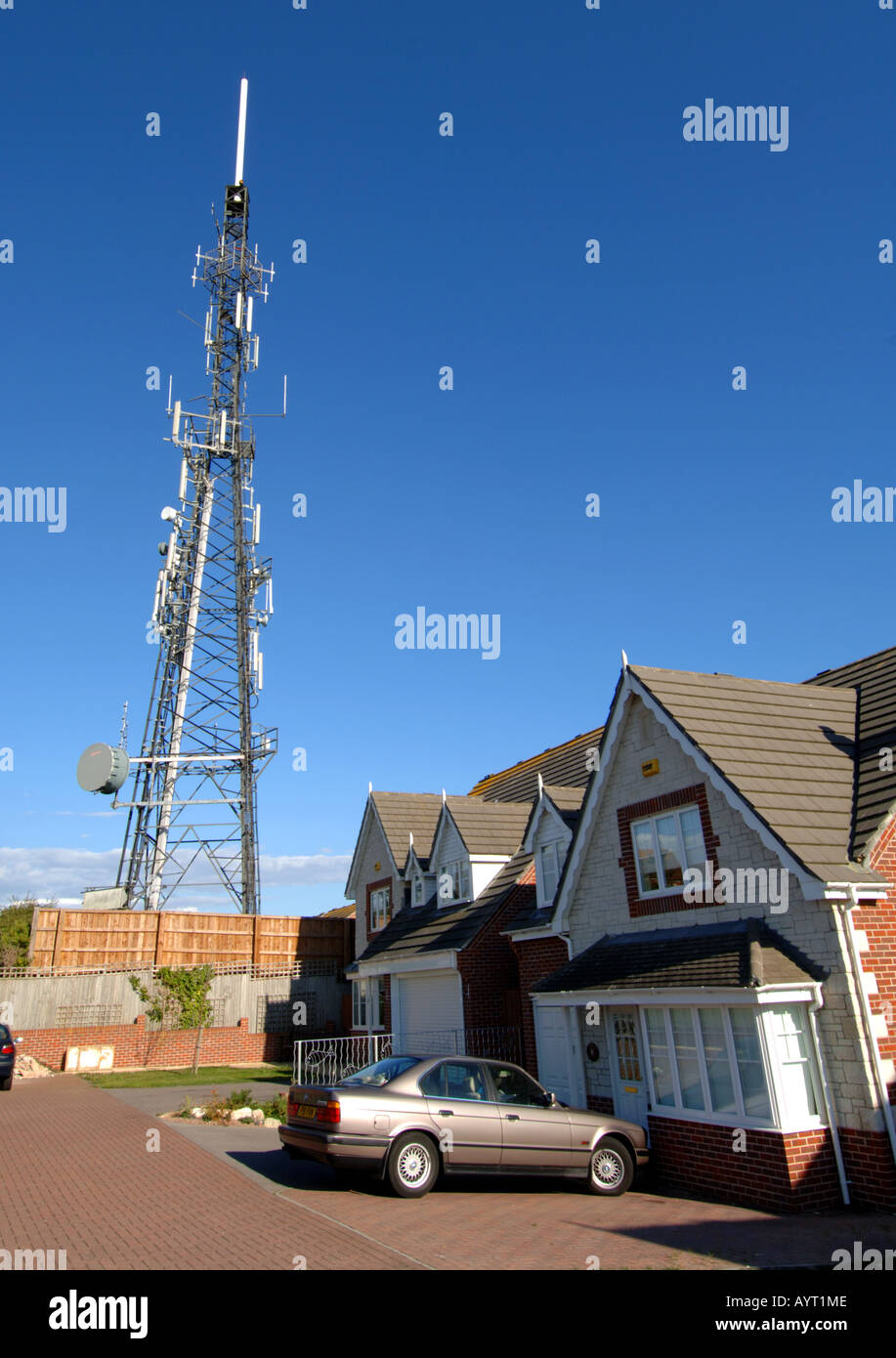 Kommunikation-Mast neben einem Heim, Großbritannien UK Stockfoto