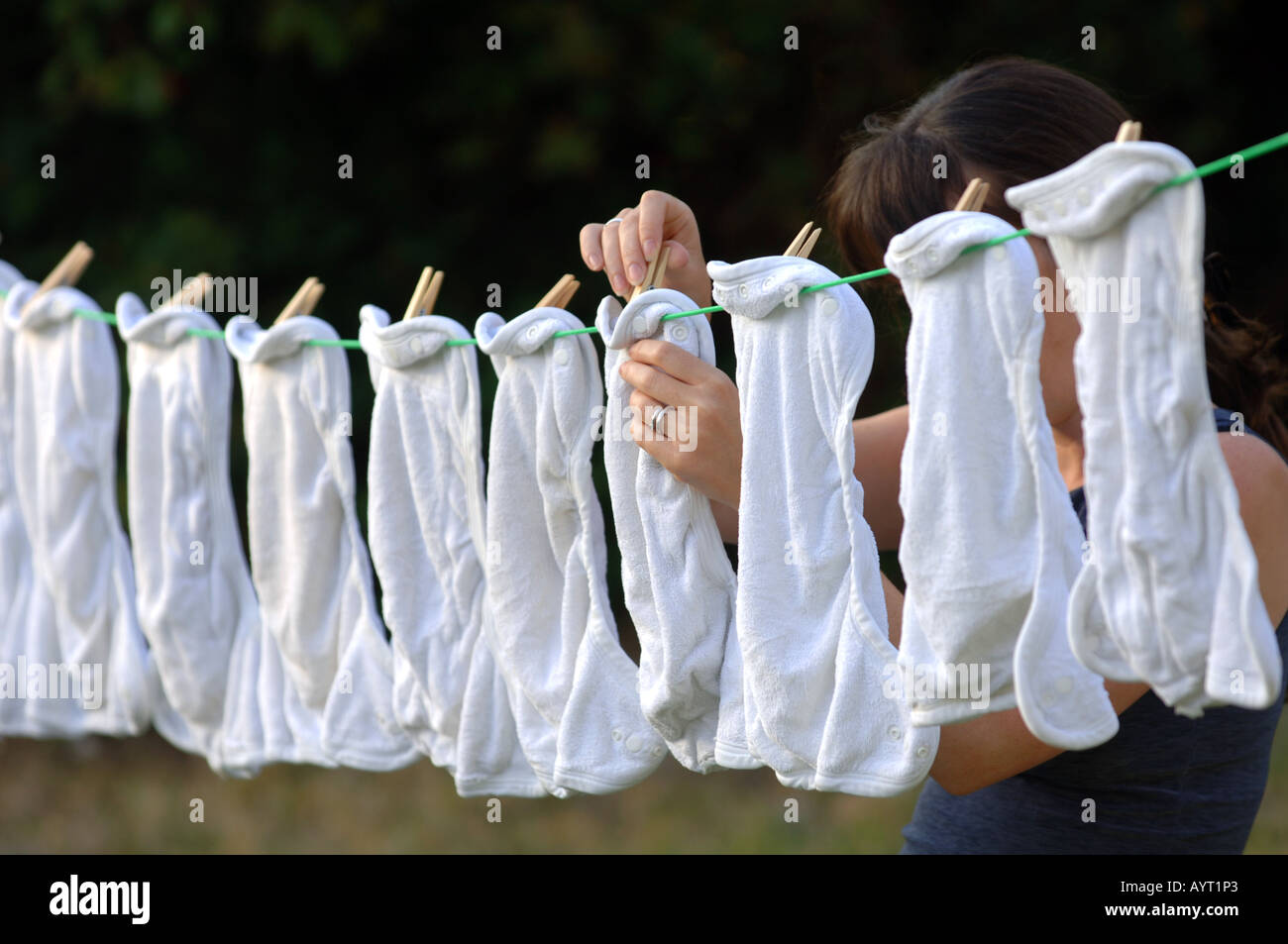 Windeln werden zum Trocknen auf eine Wäscheleine gehängt Stockfoto