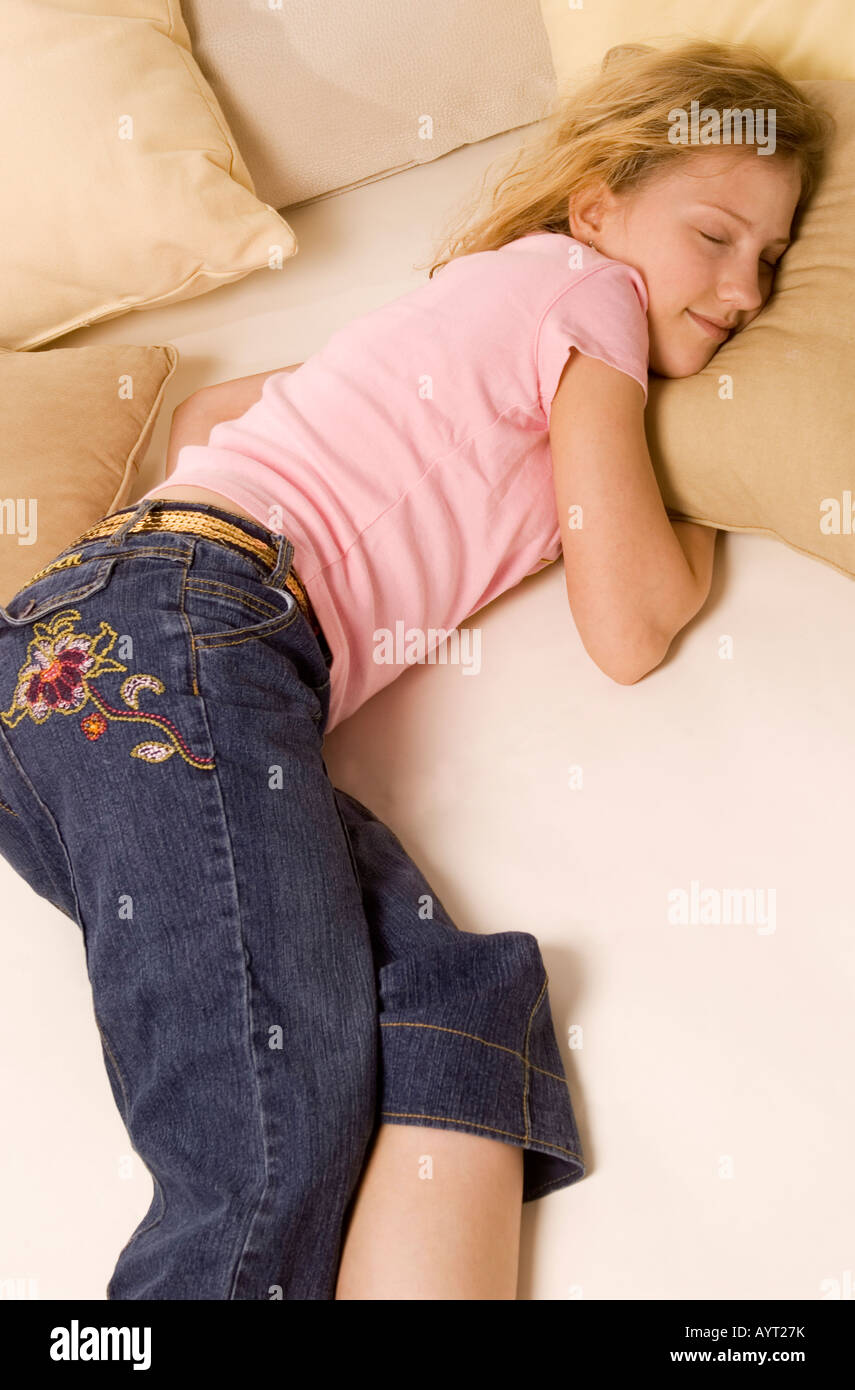 Preteen kaukasische Mädchen (10-12) schlafen und lächelnd USA Stockfoto