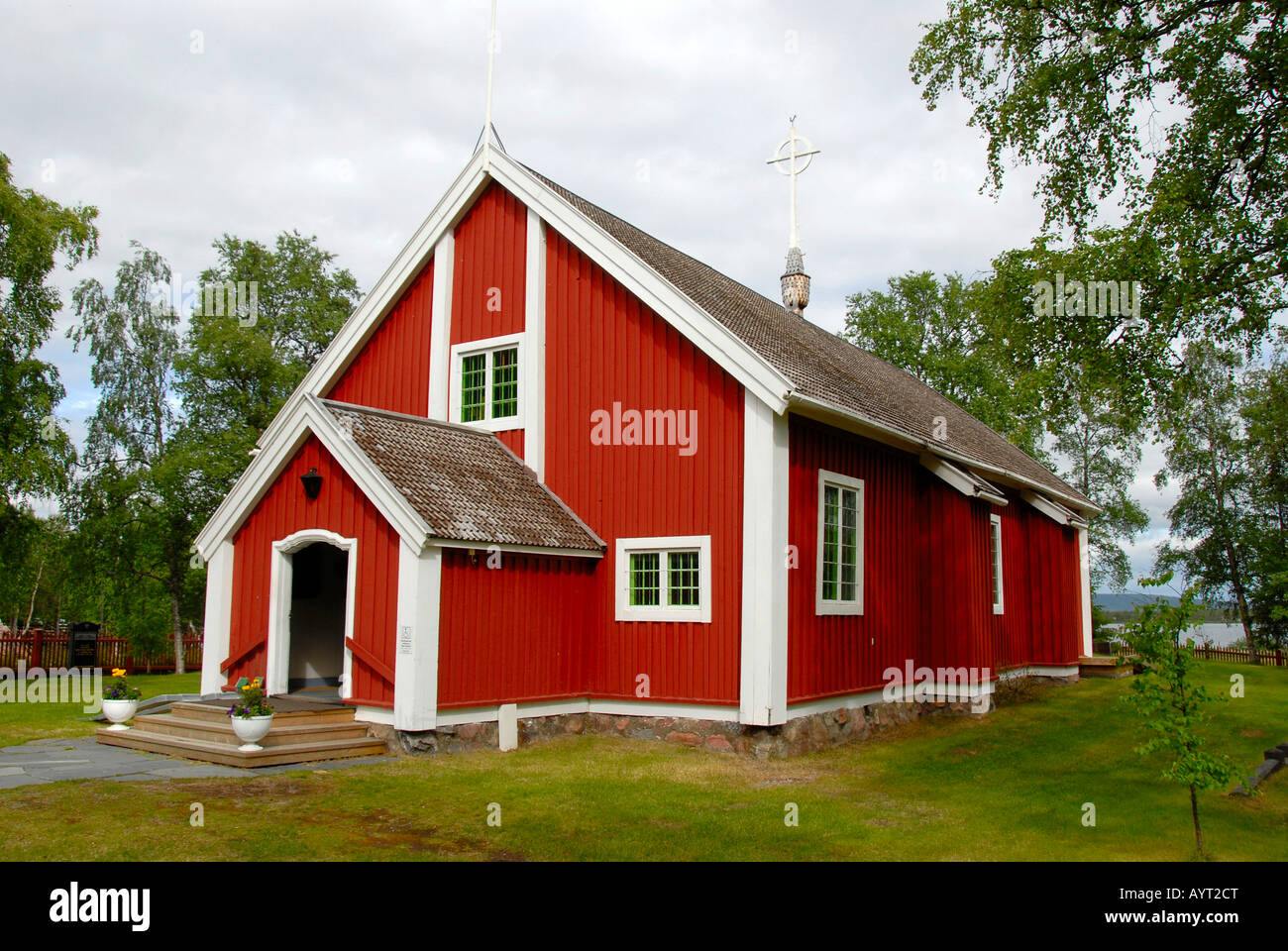 Alte rot-weißen Holzkirche, Jukkasjaervi, Lappland, Schweden Stockfoto