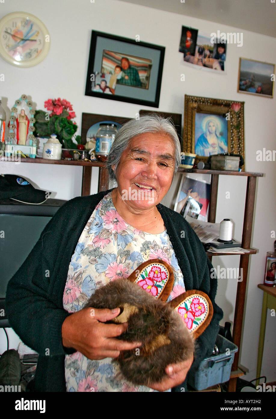 Einheimische ältere Frau hält hausgemachte Elch Fell Hausschuhe mit Perlenstickerei Stockfoto