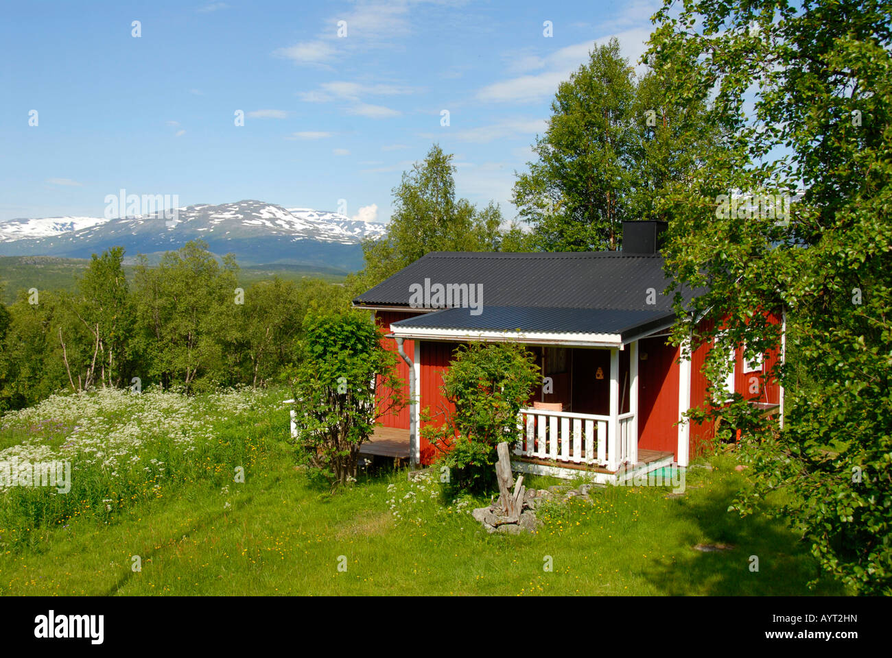 Einsame rote Holzhaus inmitten einer unberührten Landschaft in der Nähe von Abisko Nationalpark, Lappland, Schweden Stockfoto