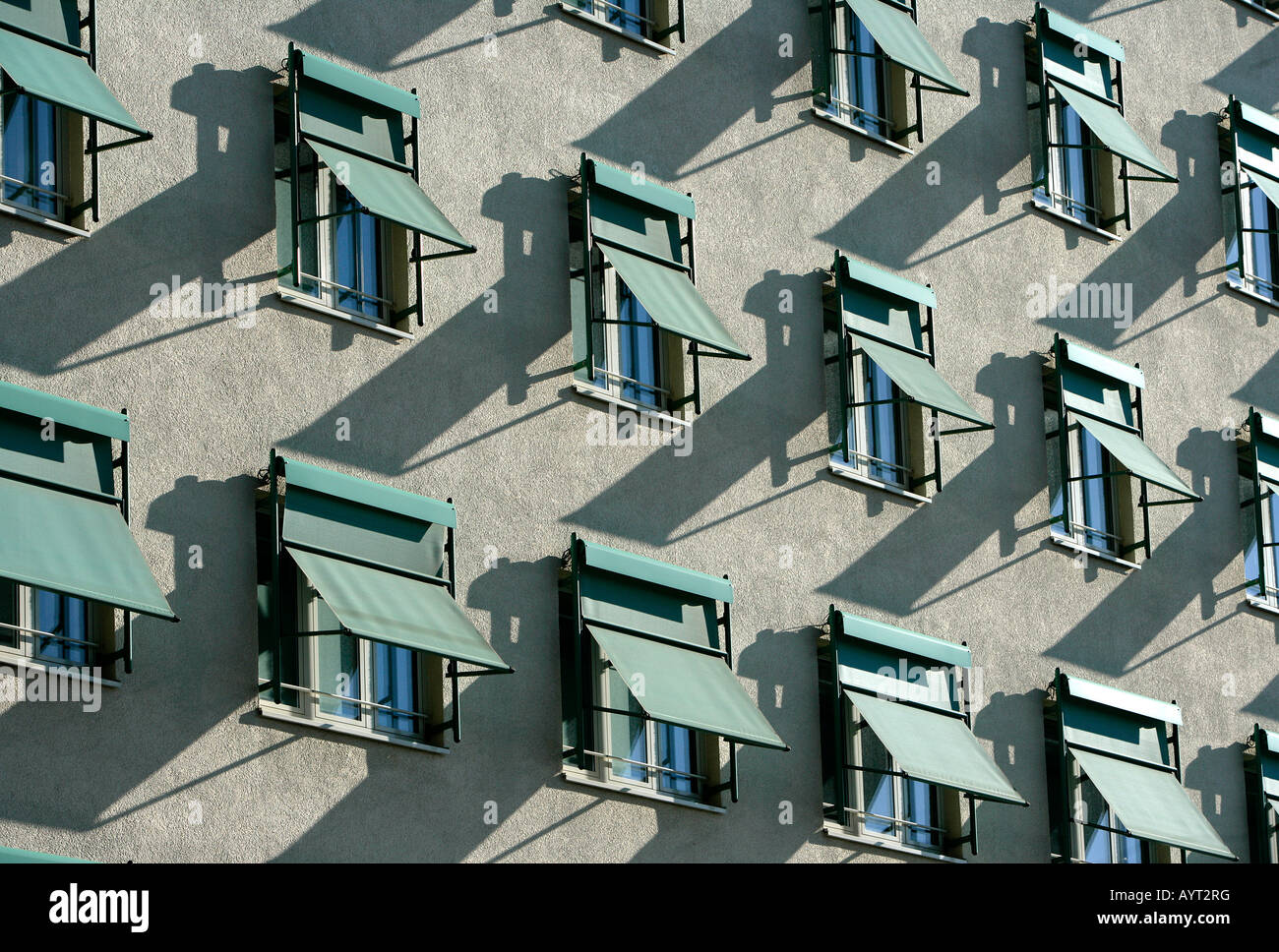 Gebäude-Fassade, Rollläden an den Fenstern Stockfoto