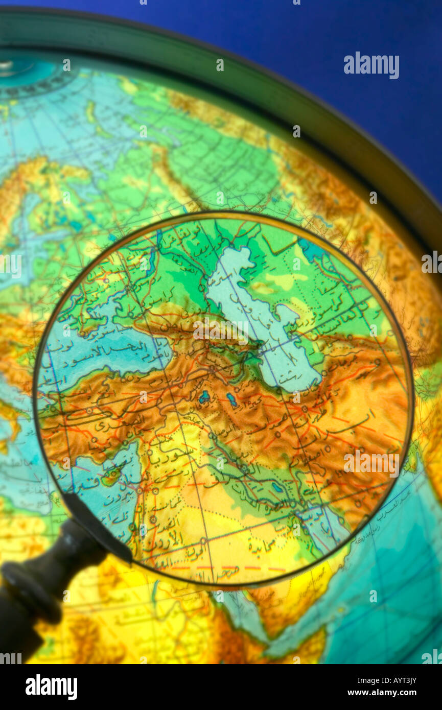 Länder des Nahen Ostens Weltkugel in Arabisch durch Lupe gesehen geschrieben Stockfoto