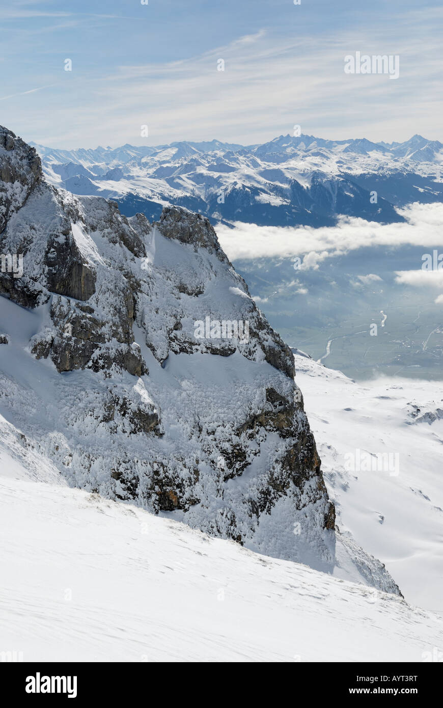 Zeigen Sie aus dem tief verschneiten Rofan auf schneefreien Zillertal (Zillertal) und der hohen Tauern (zurück) an, österreichische Stockfoto