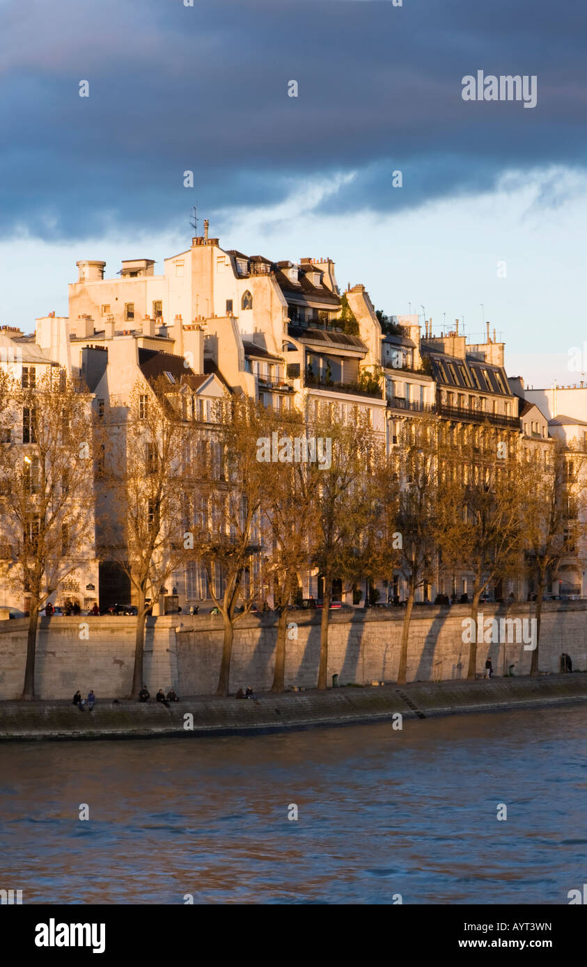 Herrlich warmes Licht auf der Ile St Louis bei Sonnenuntergang in Paris, Frankreich. Stockfoto