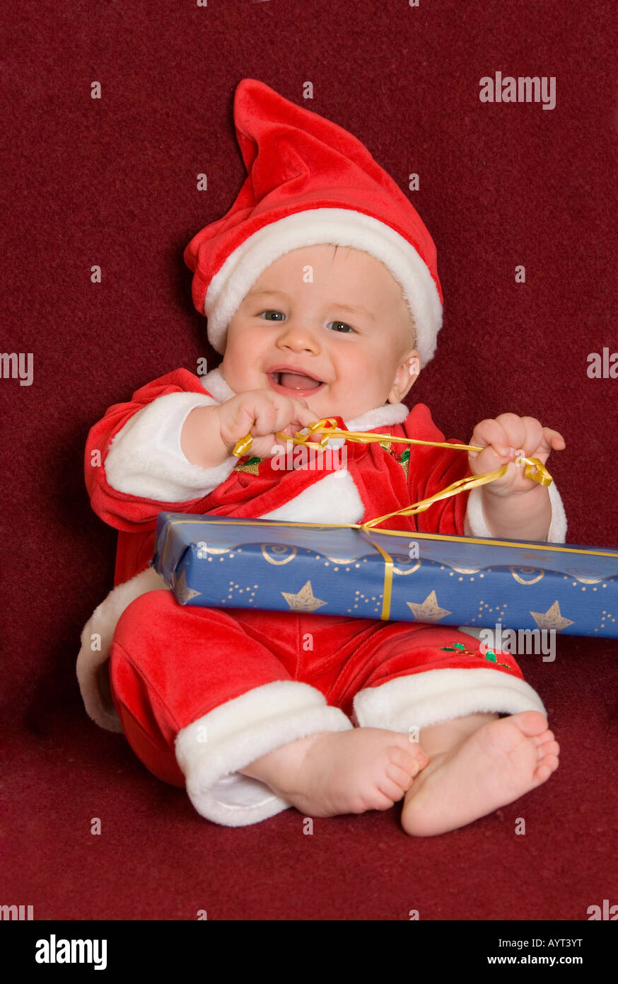 6-Monate-alten kleinen Jungen in Santa Claus Kostüm Stockfoto