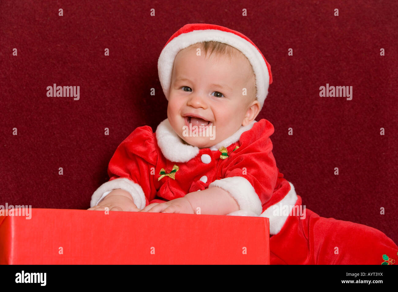 6-Monate-alten kleinen Jungen in Santa Claus Kostüm Stockfoto