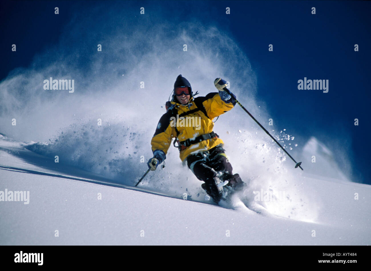 Männlichen Skifahrer auf der Piste, schwelgen in den frischen Pulverschnee und perfekte Bedingungen Stockfoto
