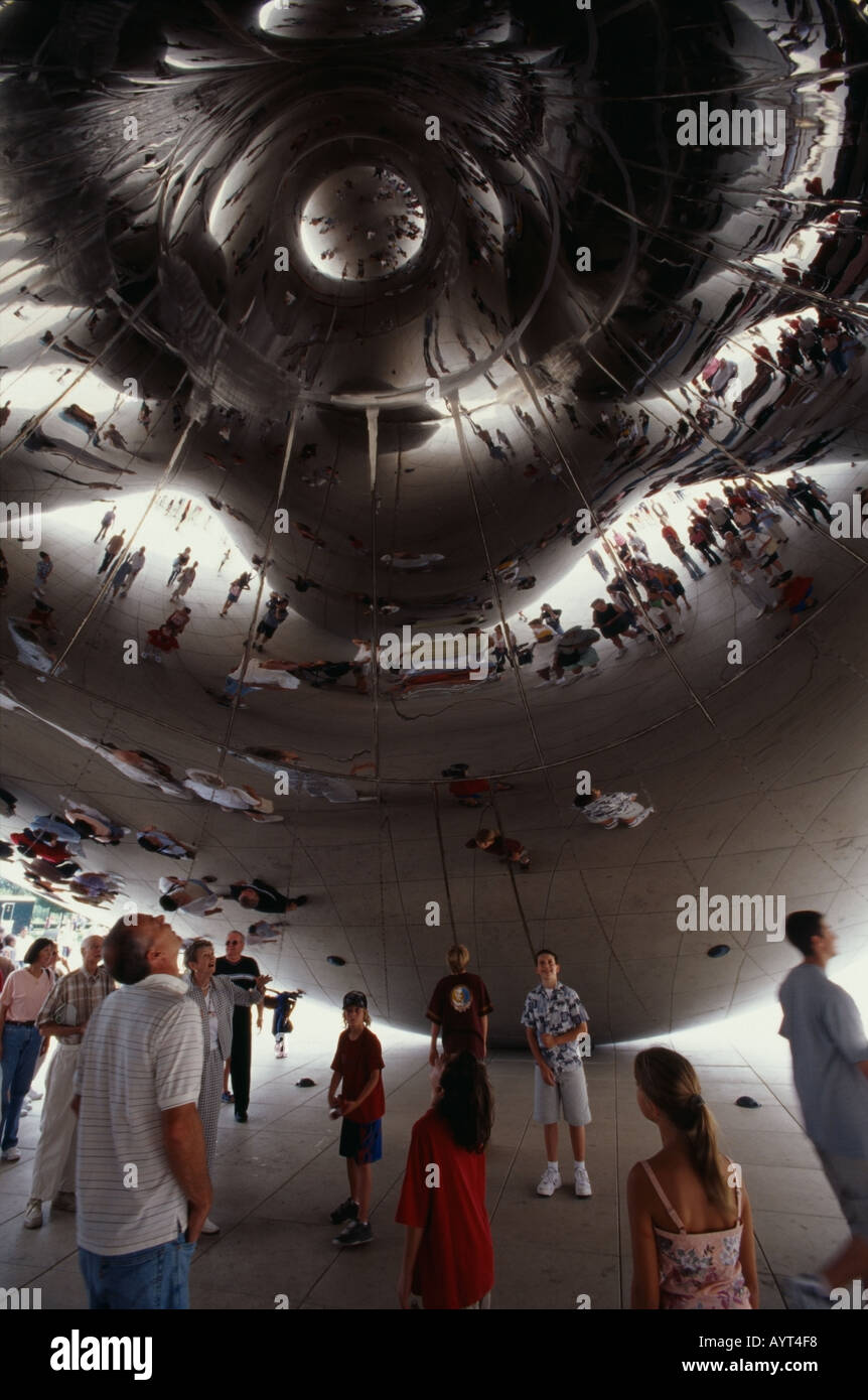 Cloud Gate Skulptur auf SBC Plaza im Millennium Park, Chicago, Illinois, USA Stockfoto