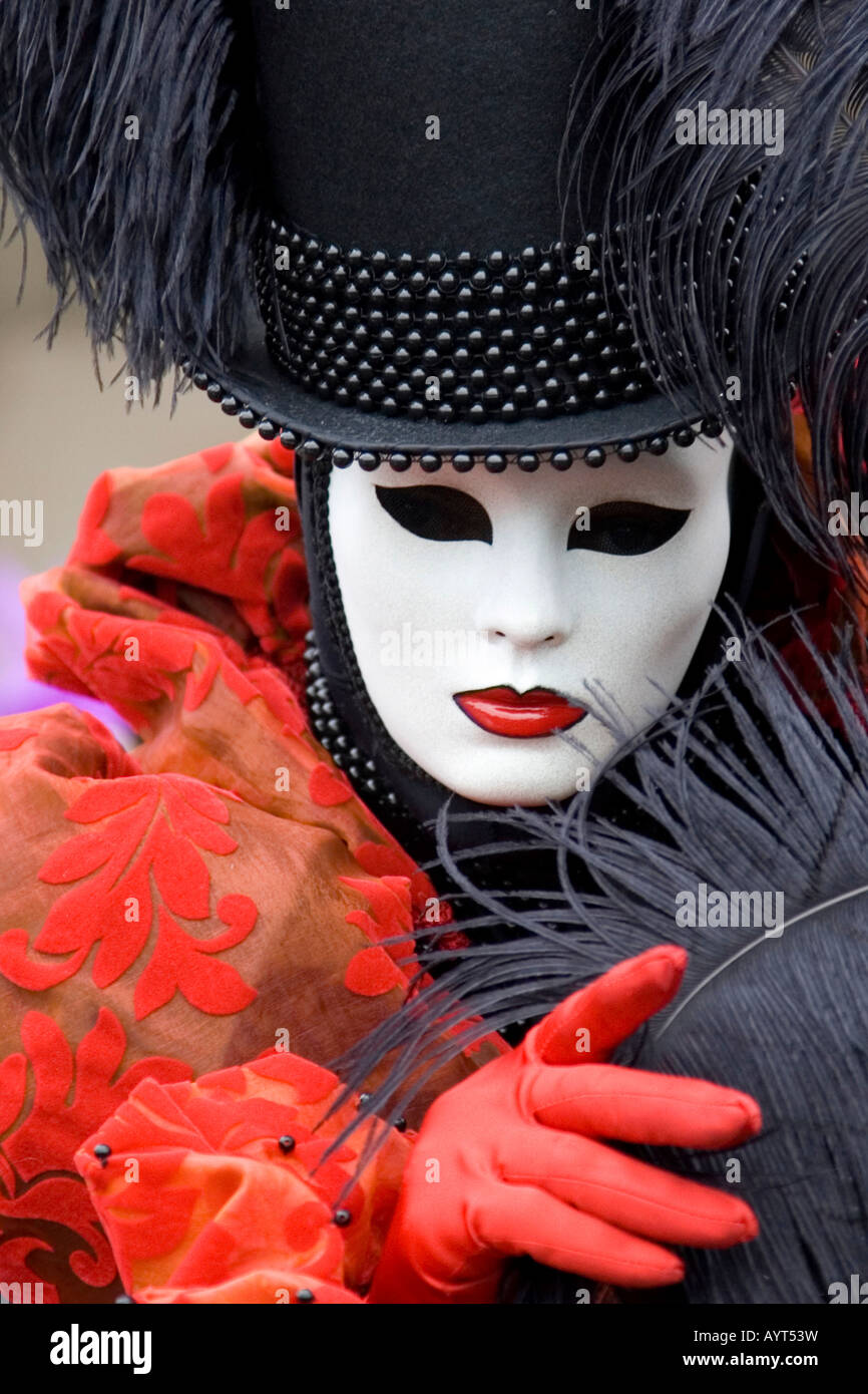 Bunt rot-schwarzen Kostüm und großen Hut, Maske und Feder, Carnevale di Venezia, Karneval in Venedig, Italien Stockfoto