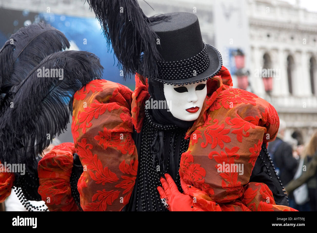 Bunt rot-schwarzen Kostüm und großen Hut, Maske und Federn, Carnevale di Venezia, Karneval in Venedig, Italien Stockfoto