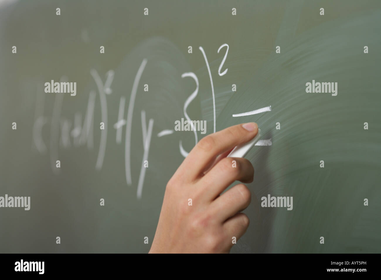 Mathematische Formeln, die auf einer Tafel geschrieben Stockfoto