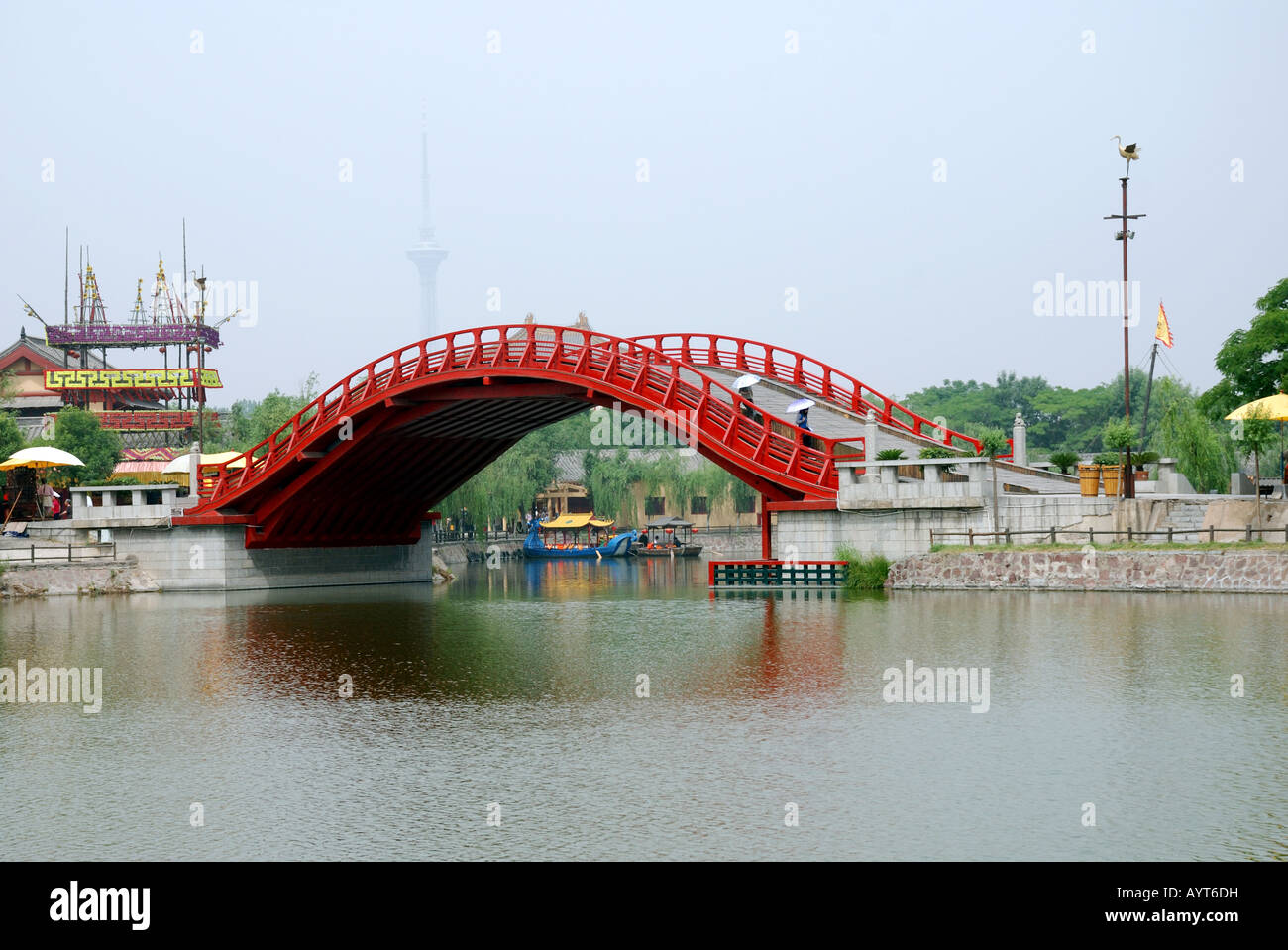 Rainbow Bridge auch genannt Honggiao Brücke Milleneum City Park Kaifeng Henan Provinz China Asia Park ist ein groß angelegtes Stockfoto