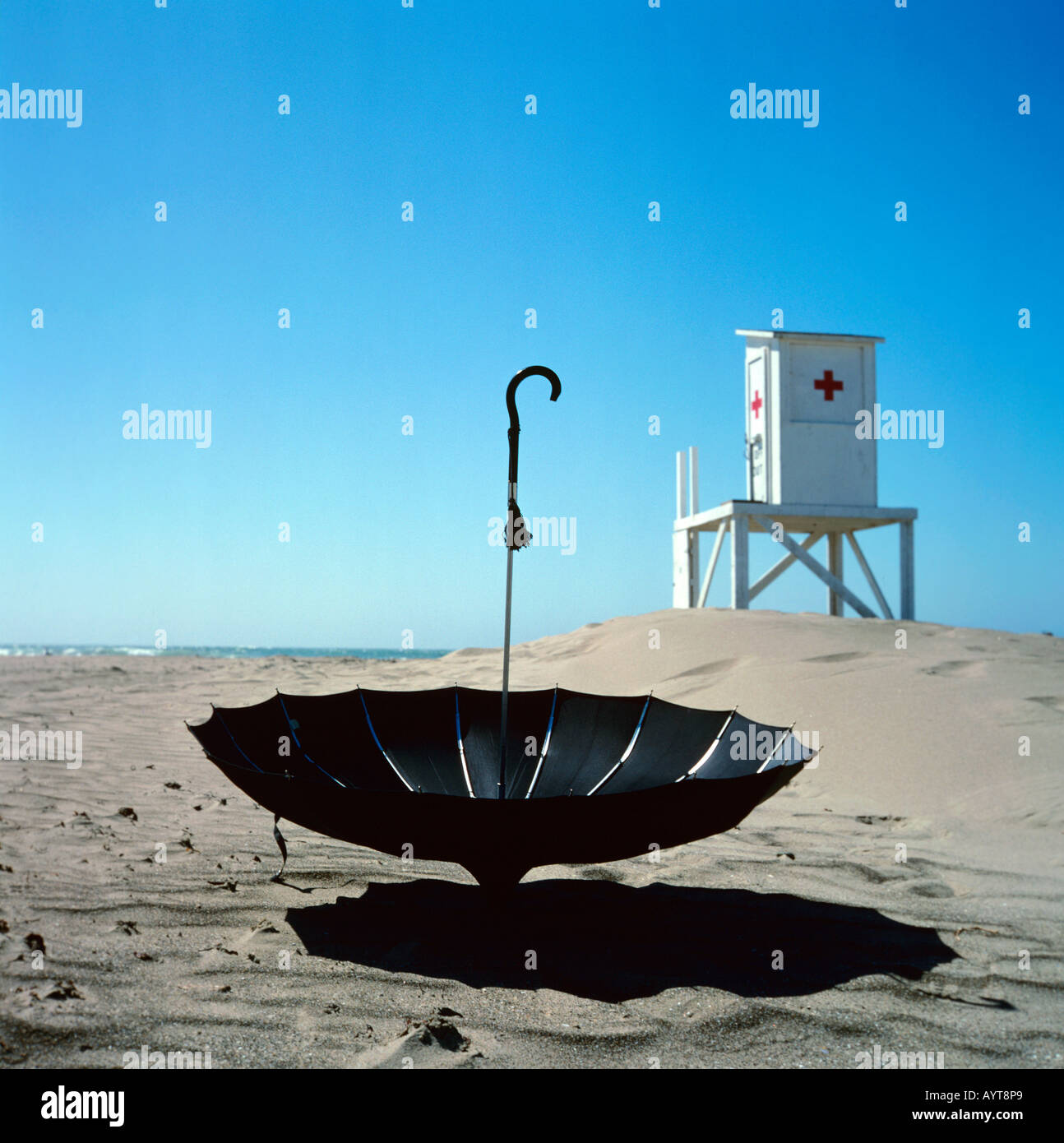 Surreale Sonnenschirm am Strand Stockfoto