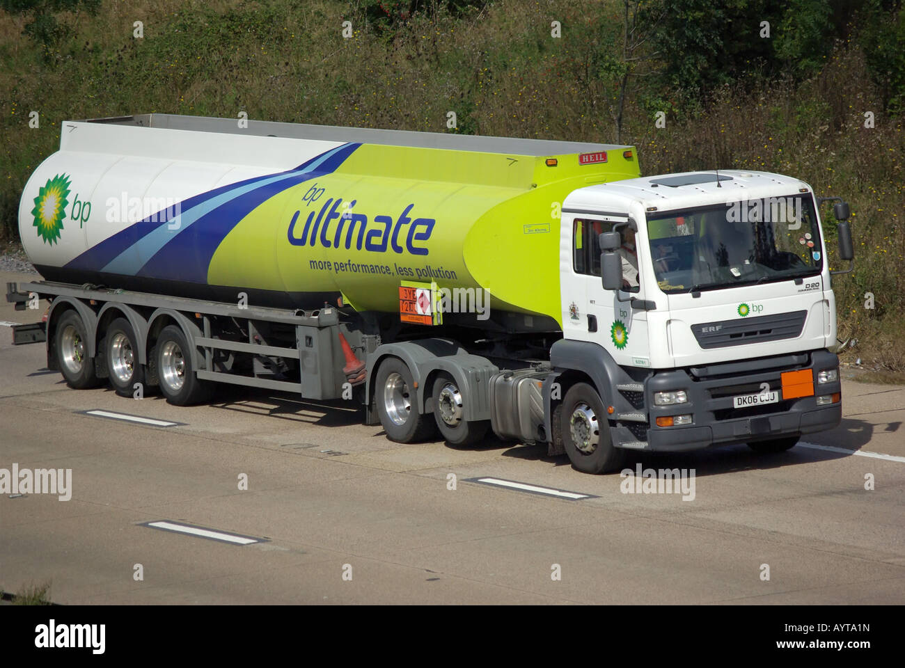 BP Benzin-Tanker-LKW Autobahn M25 angehoben Reifen Verschleiß Rad Achse Hazchem gefährliche chemische gefährliche Güter Zeichen Stockfoto BP Benzin-Tanker-LKW Autobahn M25 angehoben Reifen Verschleiß Rad Achse Hazchem gefährliche chemische gefährliche Güter Zeichen Stockfoto