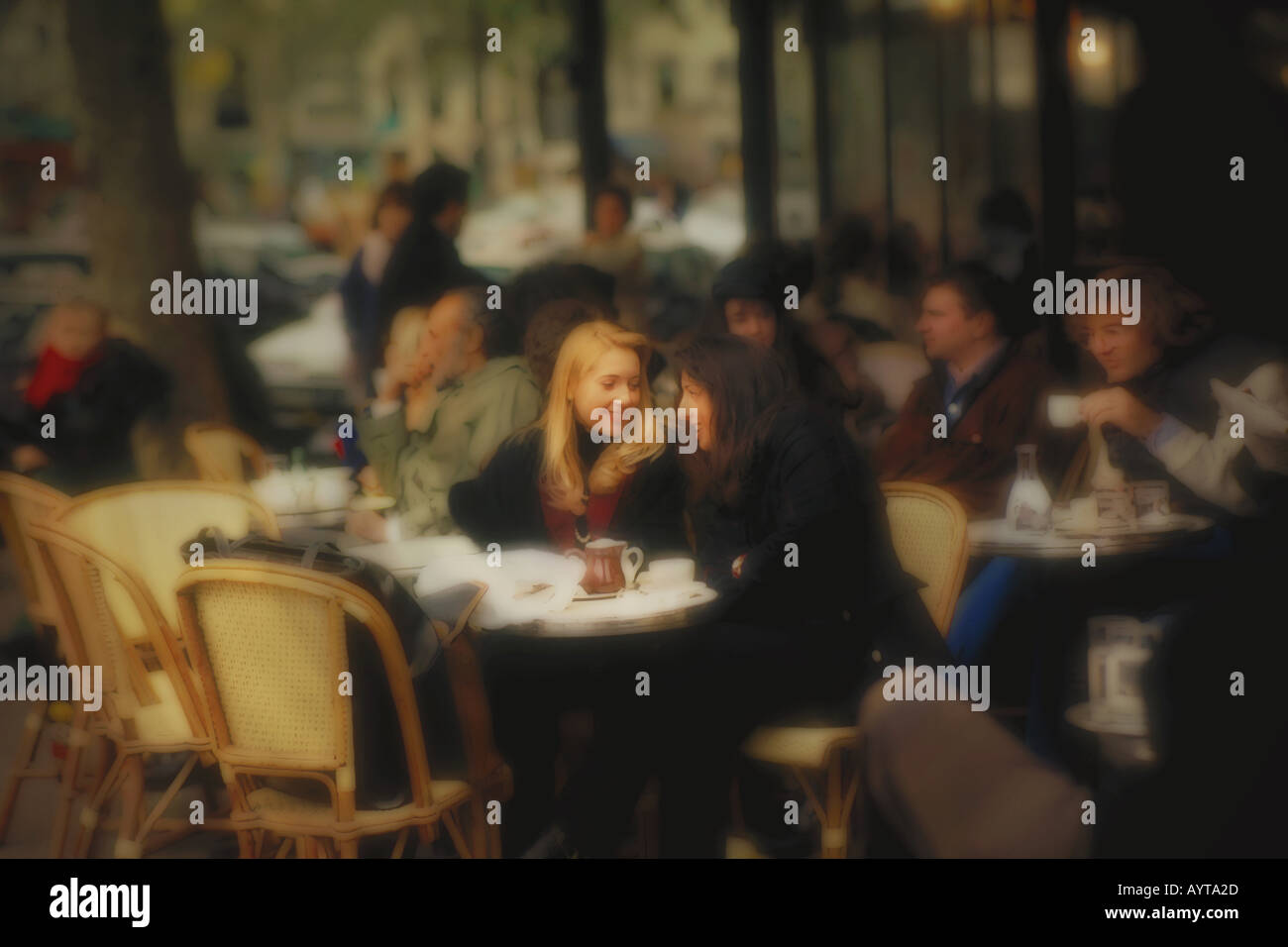 Schön retuschierte Foto von zwei Frauen in einem Café im Chat Stockfoto